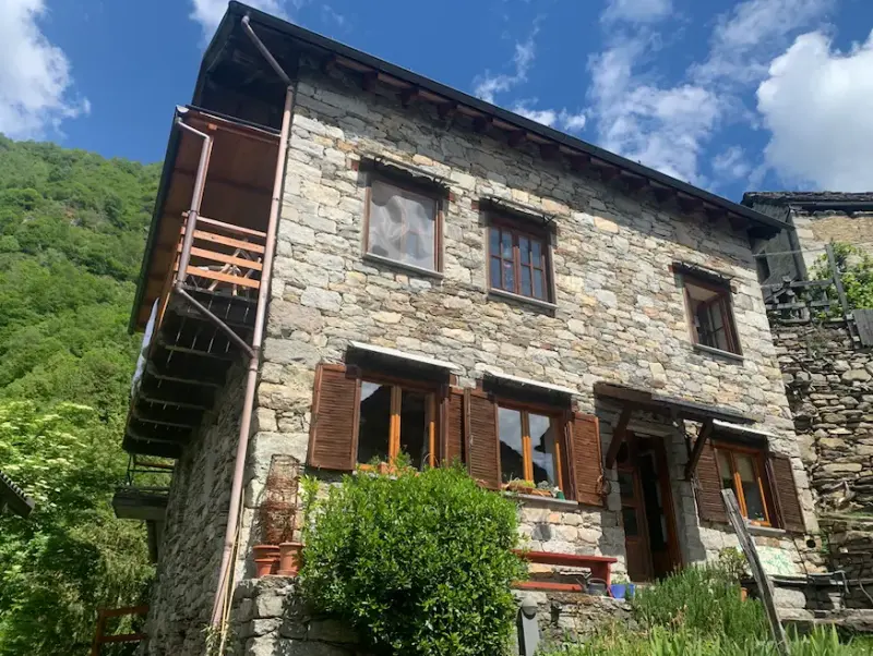 Restauriertes Natursteinhaus in Valleggia mit Holzbalkon